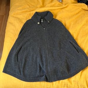 Lord & Taylor cashmere blend zipper cape small hole in the right side see pics